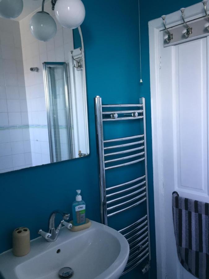 Lovely Three Bedroomed House, Parking 2 Cars Лондон Екстериор снимка