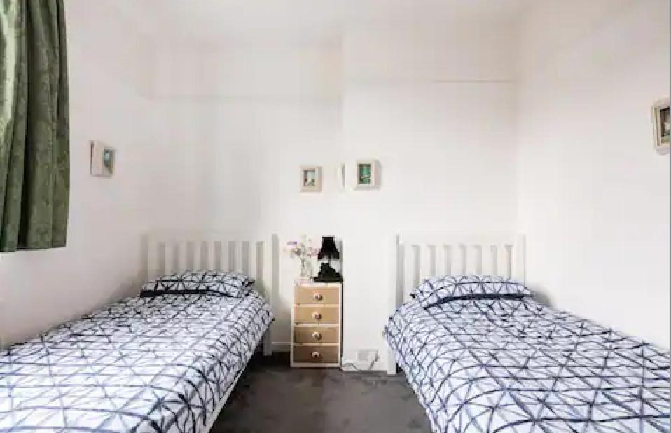 Lovely Three Bedroomed House, Parking 2 Cars Лондон Екстериор снимка