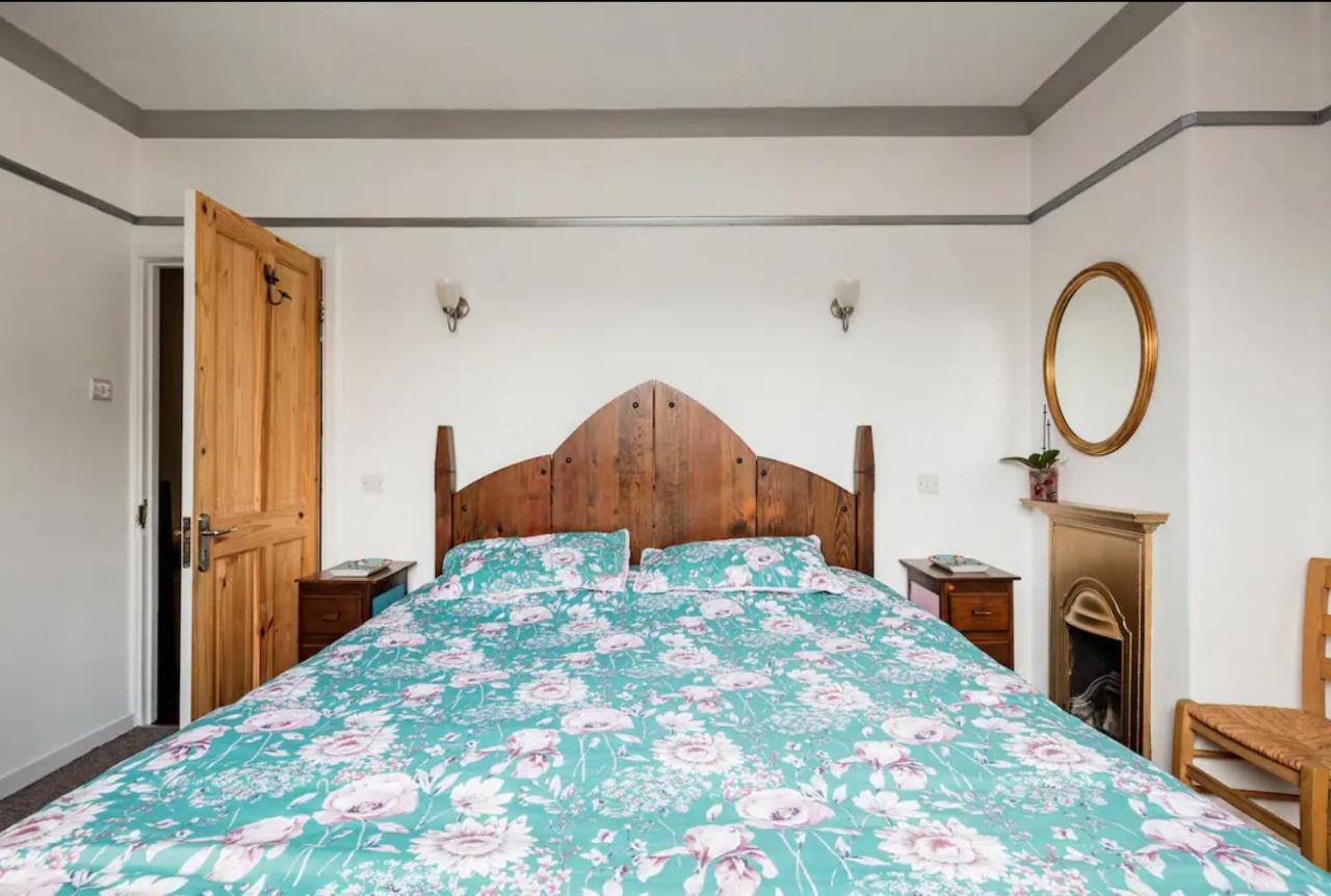 Lovely Three Bedroomed House, Parking 2 Cars Лондон Екстериор снимка